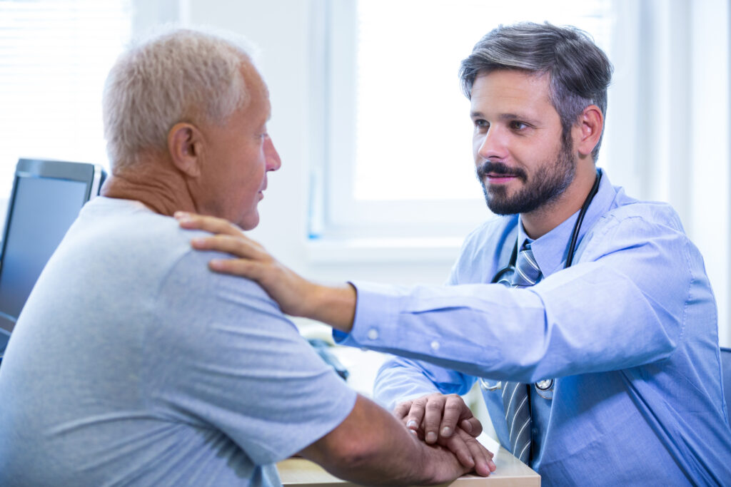 Médico examinando paciente homem idoso