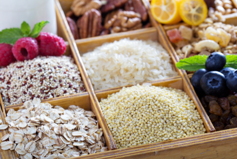 caixote de madeira com várias opções de alimentos